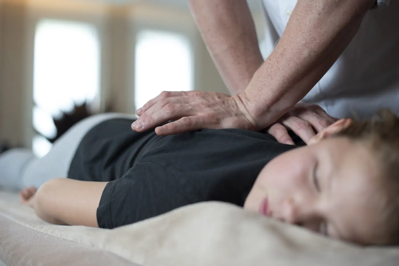 Behandlung in einem hellen Massageraum