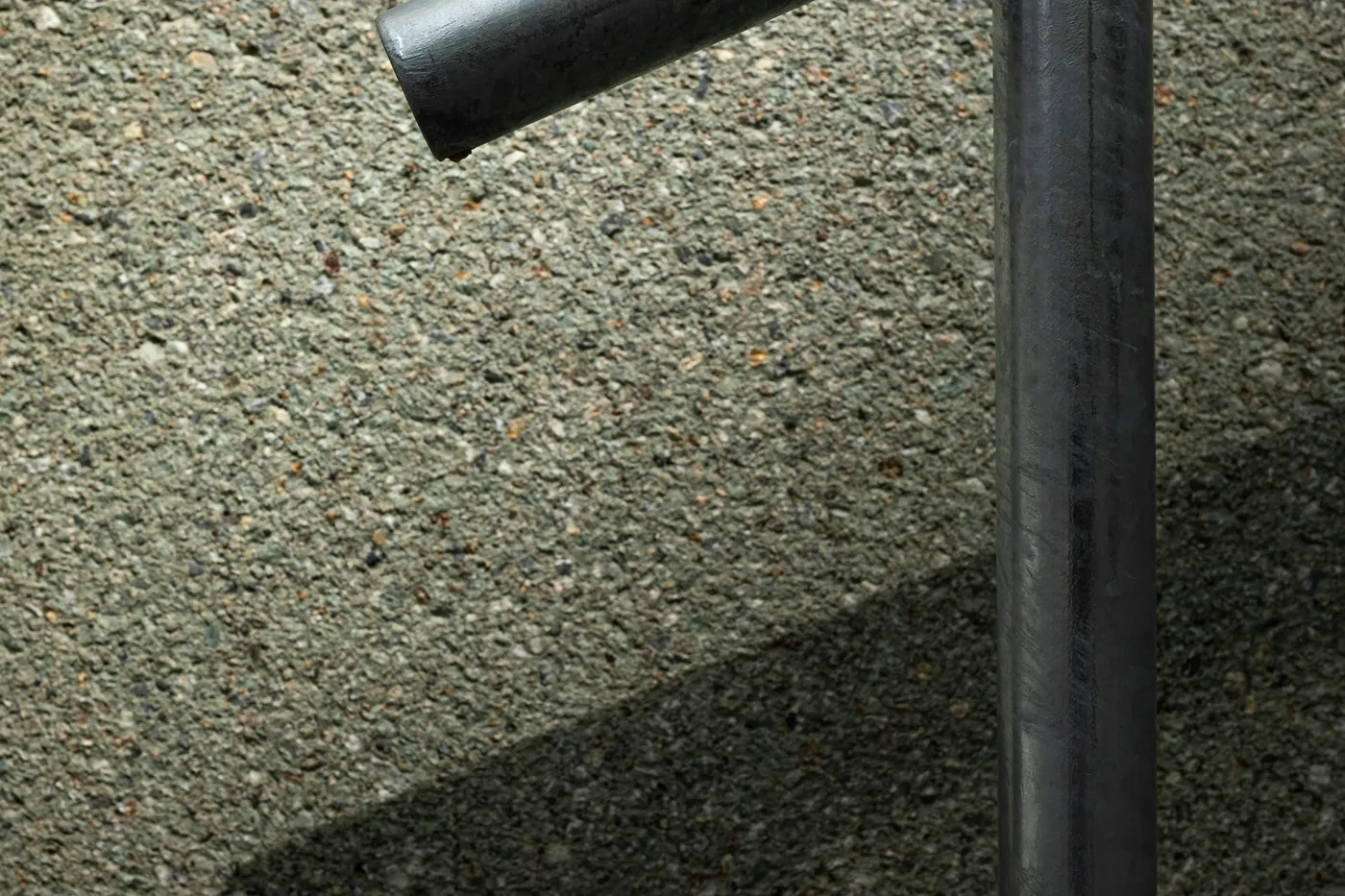 Schlichter Stahlhandlauf, in Beton verankert