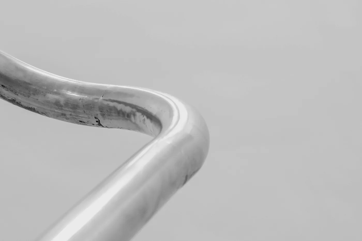 Geschwungenes Edelstahlgeländer an einer hellen Treppe