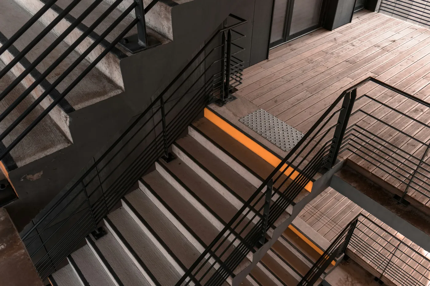 Stahltreppe mit Geländer aus Flachstahl im warmen Abendlicht