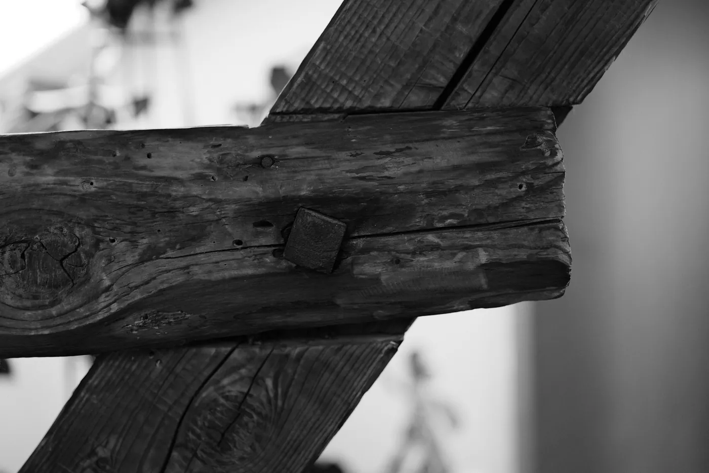 Holzverbindung zweier Balken mit einem Holznagel, Nahaufnahme