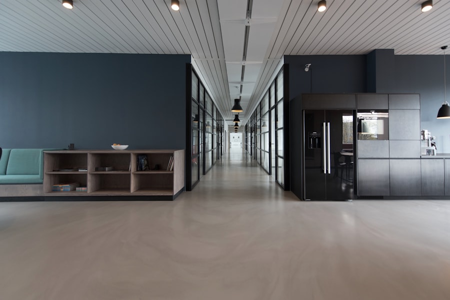 Moderner Büro-Innenraum mit langem Flur, Sitzbank und offener Küche