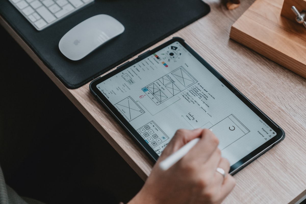 Designer skizziert Gestaltungsraster auf einem Tablet