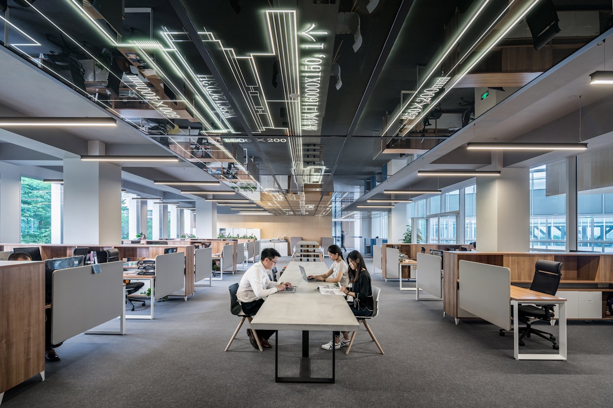 Modernes Büro mit Arbeitsplätzen