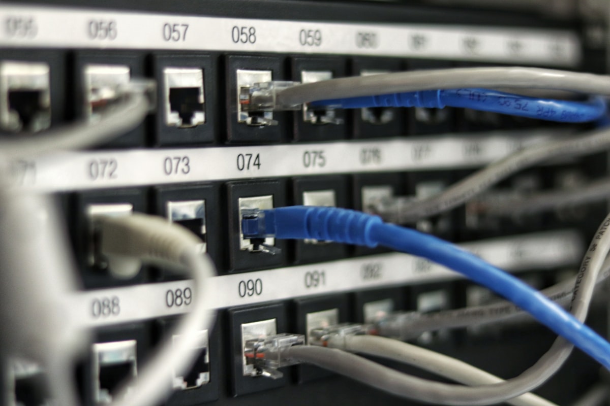 Netzwerkkabel in einem Patchpanel