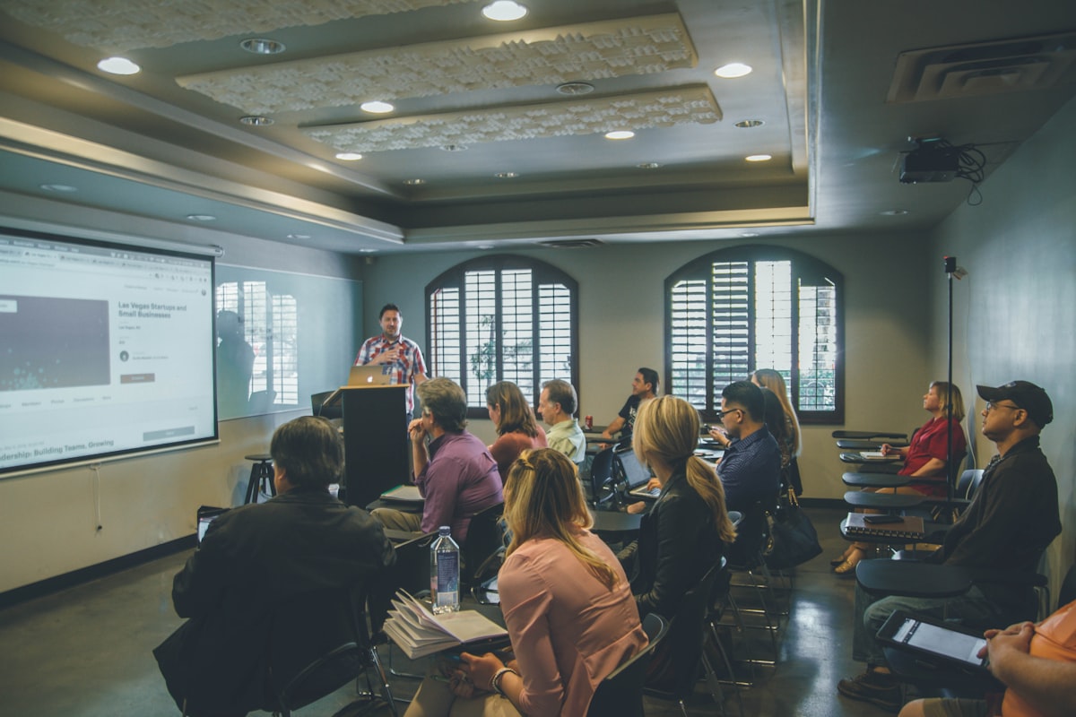 Workshop-Raum mit Teilnehmenden und Präsentation