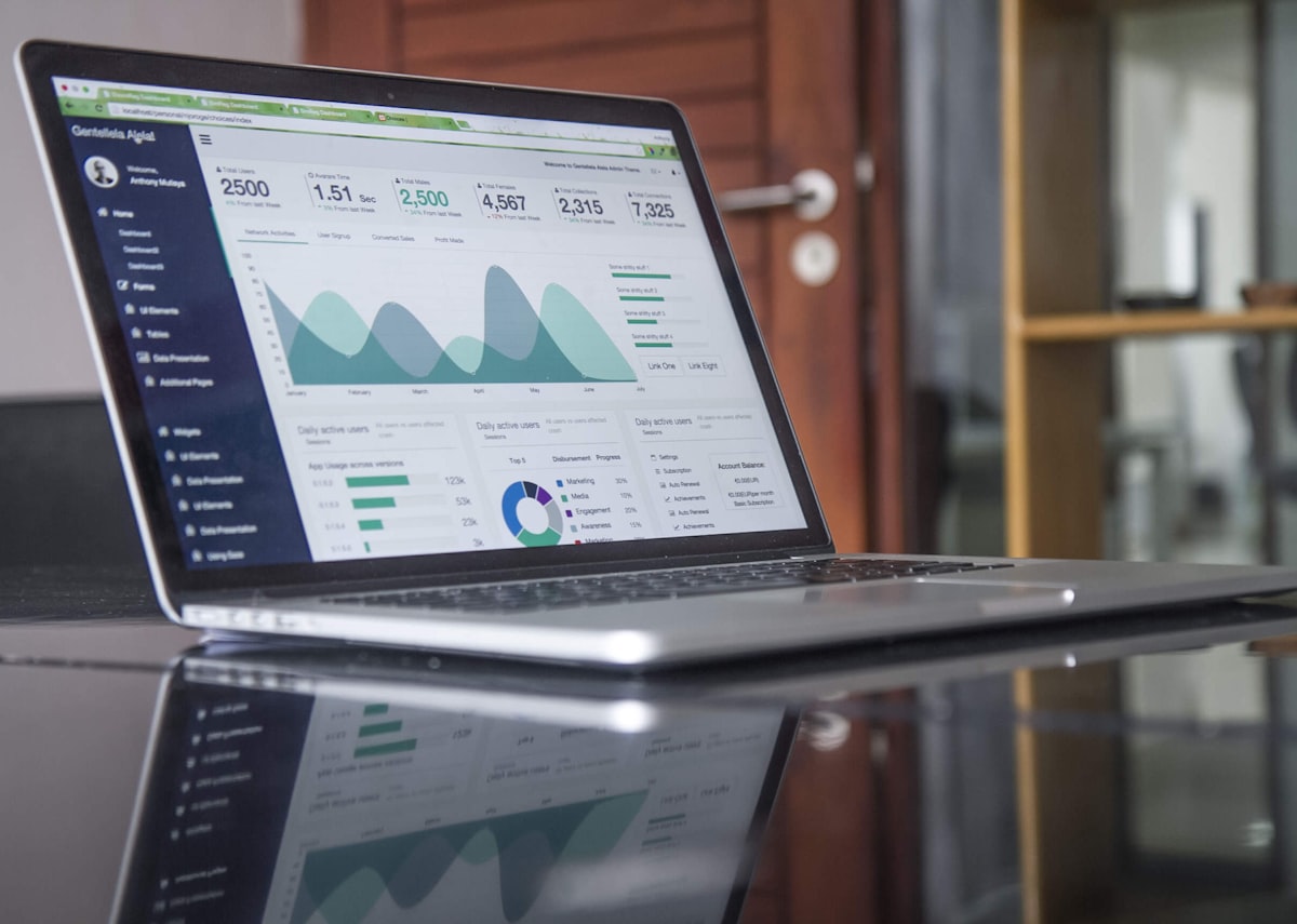 Laptop mit Statistik-Dashboard auf dem Bildschirm