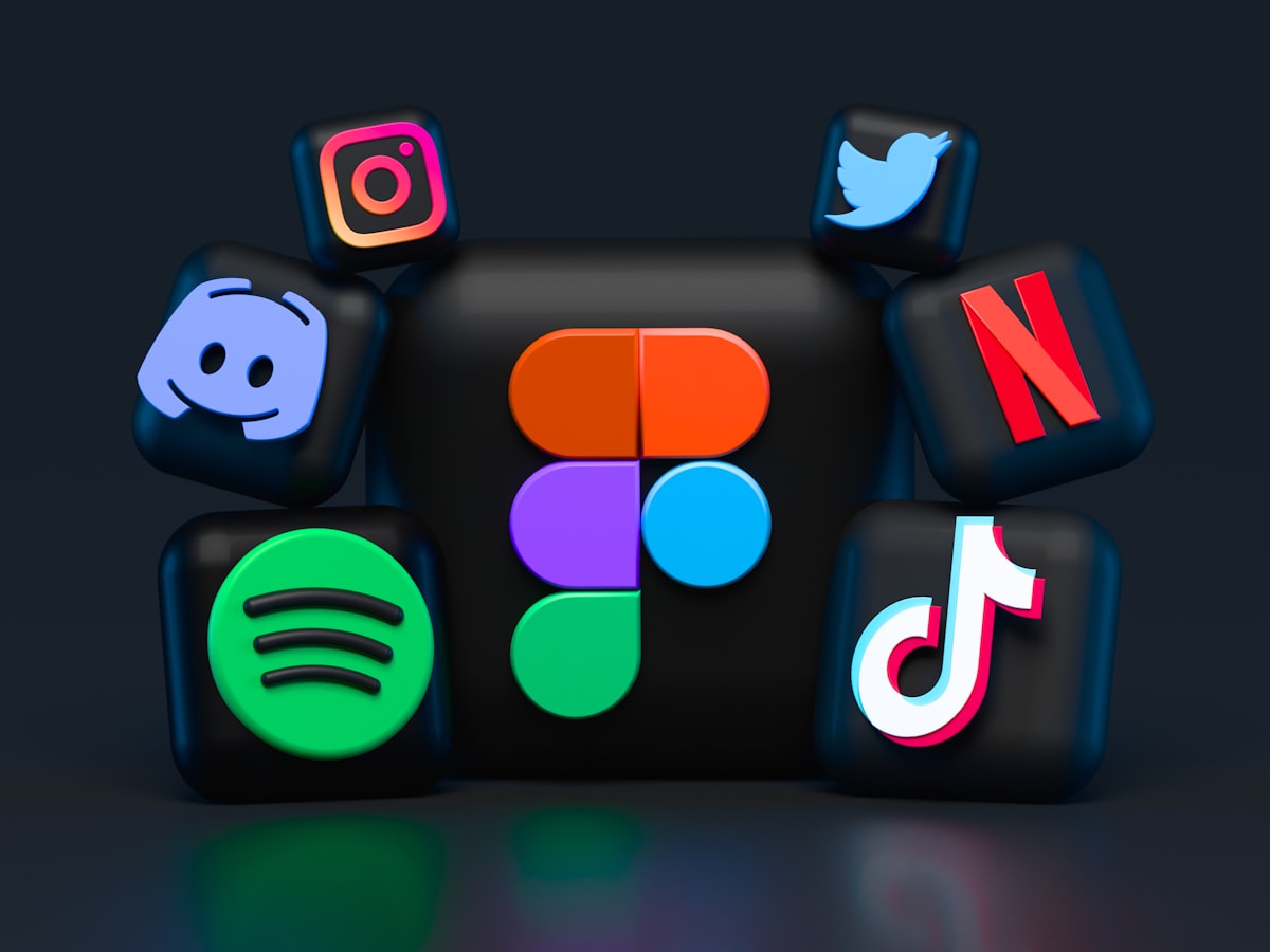 Dreidimensionale Logos bekannter Social-Media-Apps