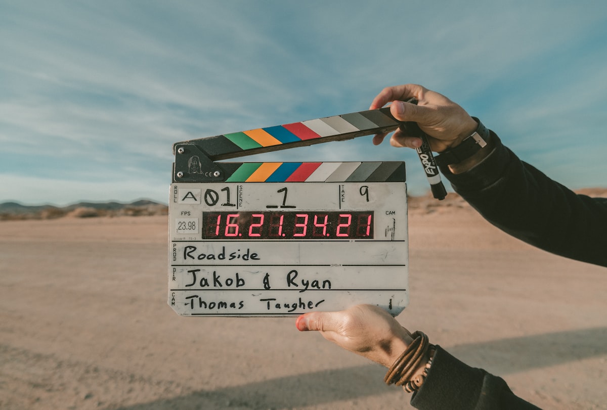 Filmklappe vor einer Aufnahme im Freien