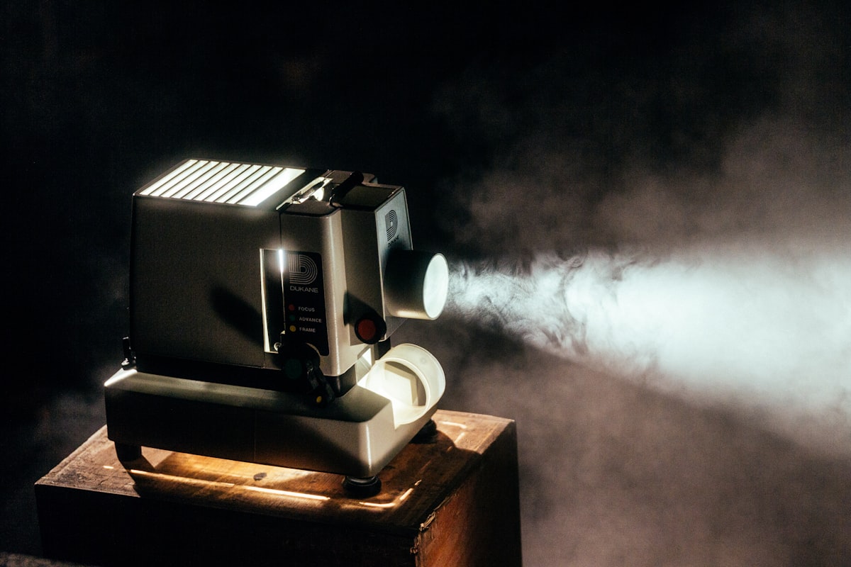 Filmprojektor mit Lichtstrahl im dunklen Raum