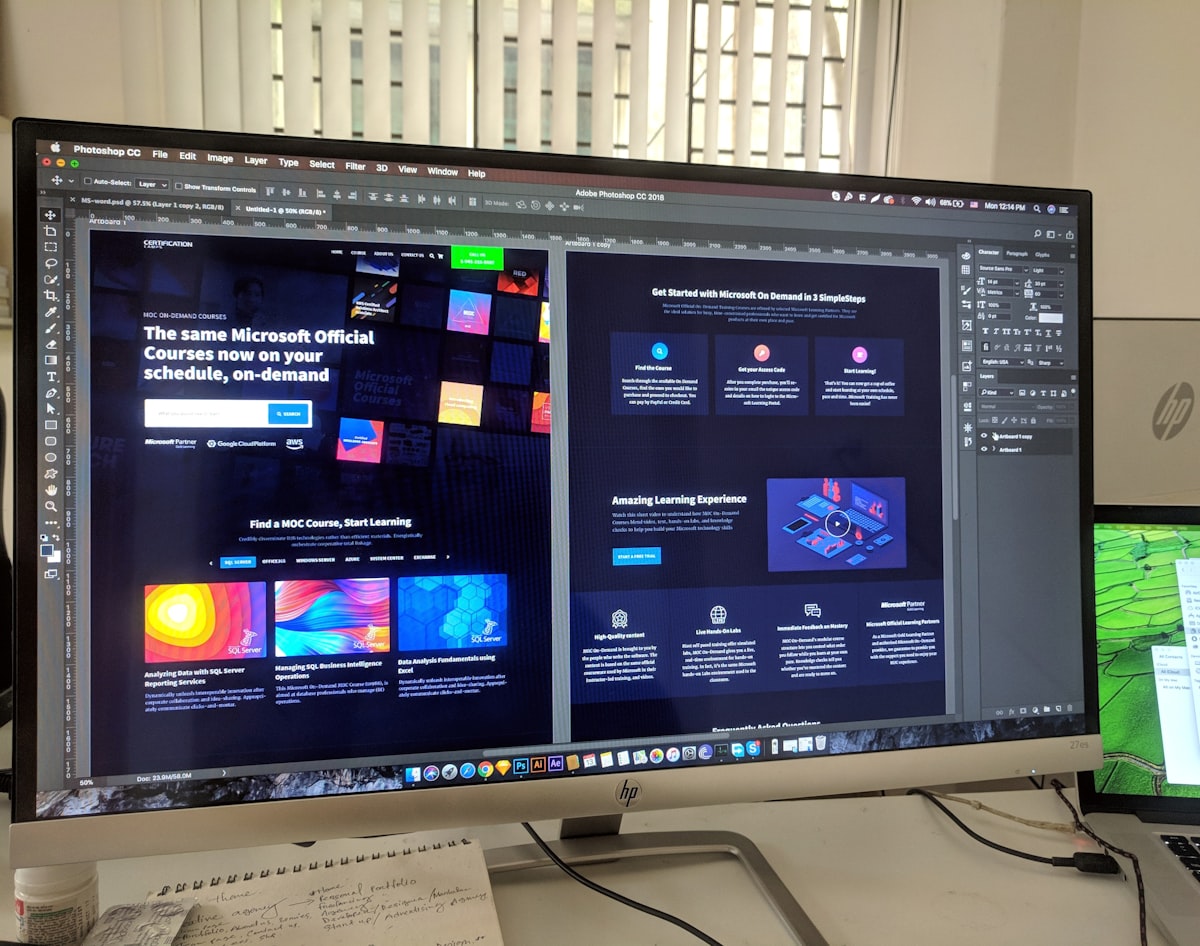 Webdesign-Layout in Bearbeitung auf einem grossen Monitor