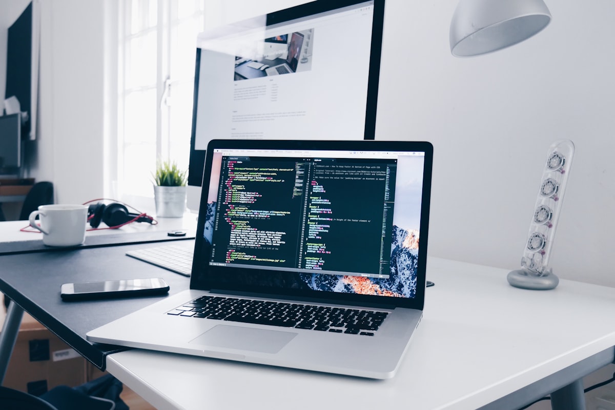 Laptop mit Quellcode einer Website