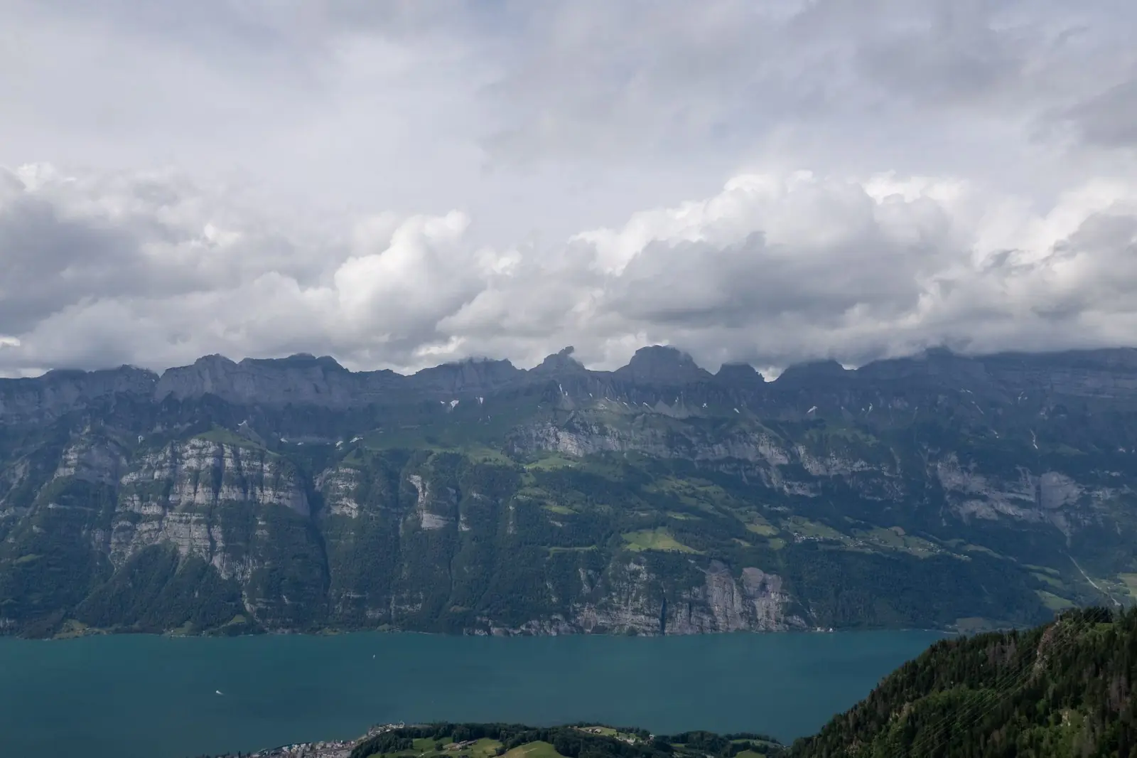 Die Churfirsten über dem Walensee unter Wolken
