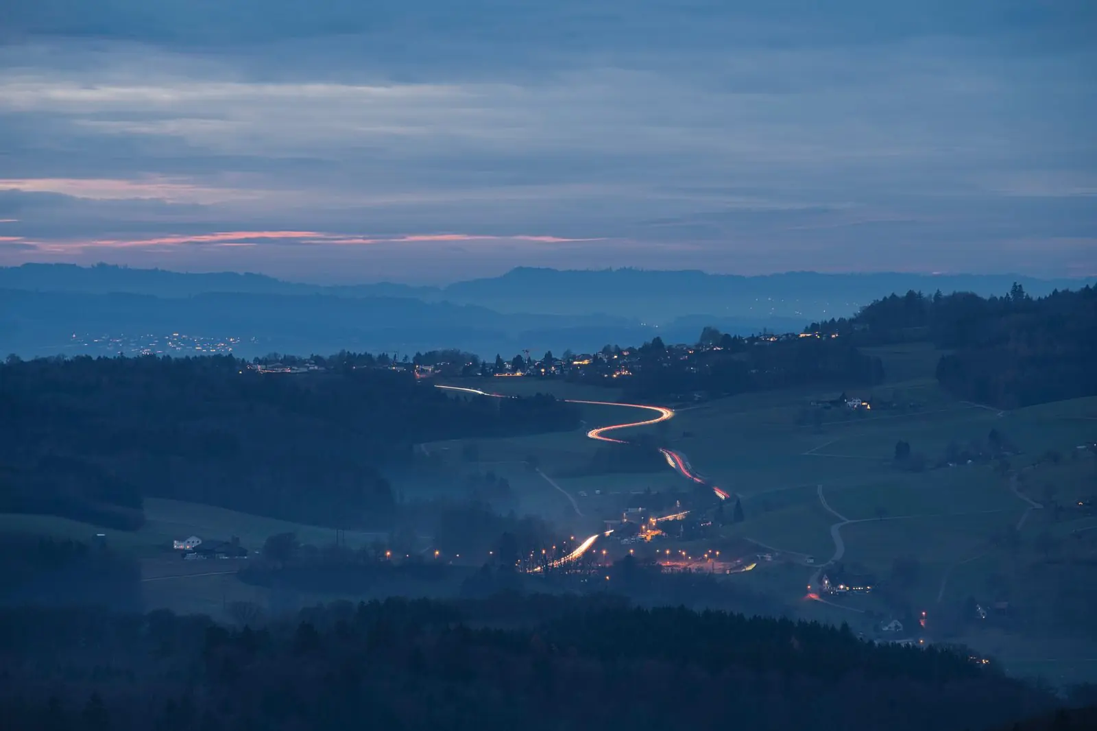 Sternenhimmel mit Milchstrasse und Sternschnuppe über verschneiten Bergen